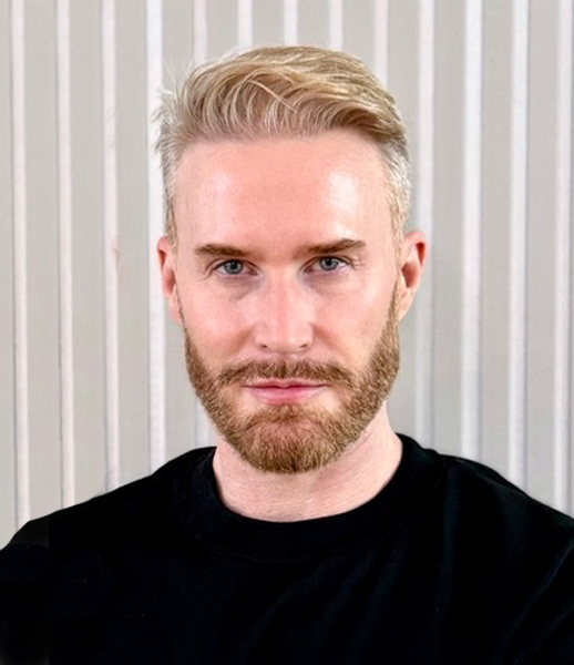 Victor Thiele Yogalehrer und ist Eigentümer von yogafürdich Berlin