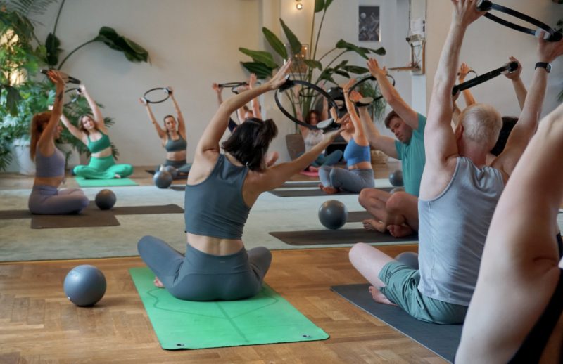 Pilates-Übung mit dem Pilatesreifen bei yogafürdich