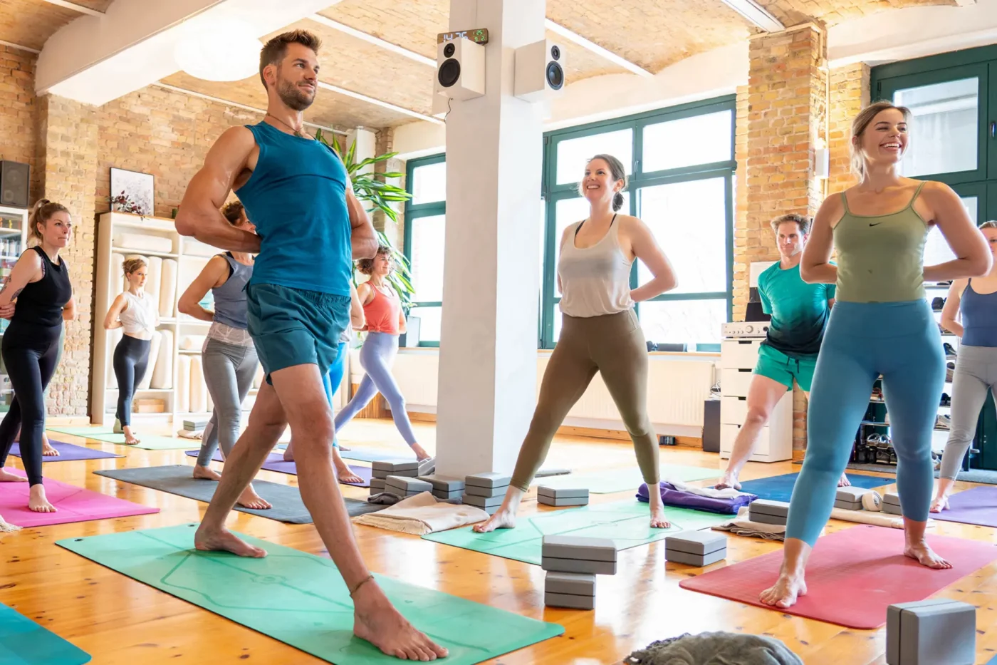 Teilnehmende der 300 Std. Yogalehrer:innen Weiterbildung während der Yogapraxis