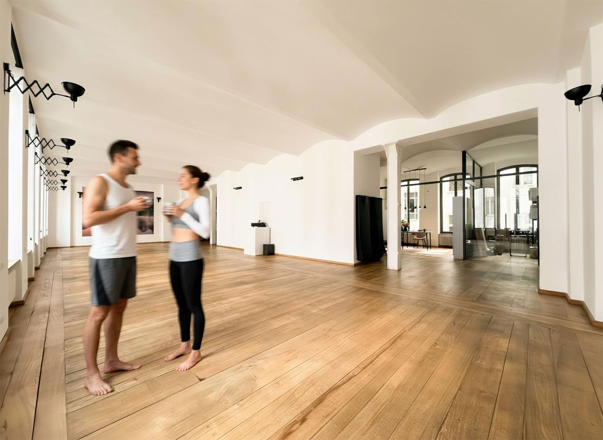 Zwei Teilnehmer unterhalten sich im Yogaraum im yogafürdich Studio Berlin-Mitte