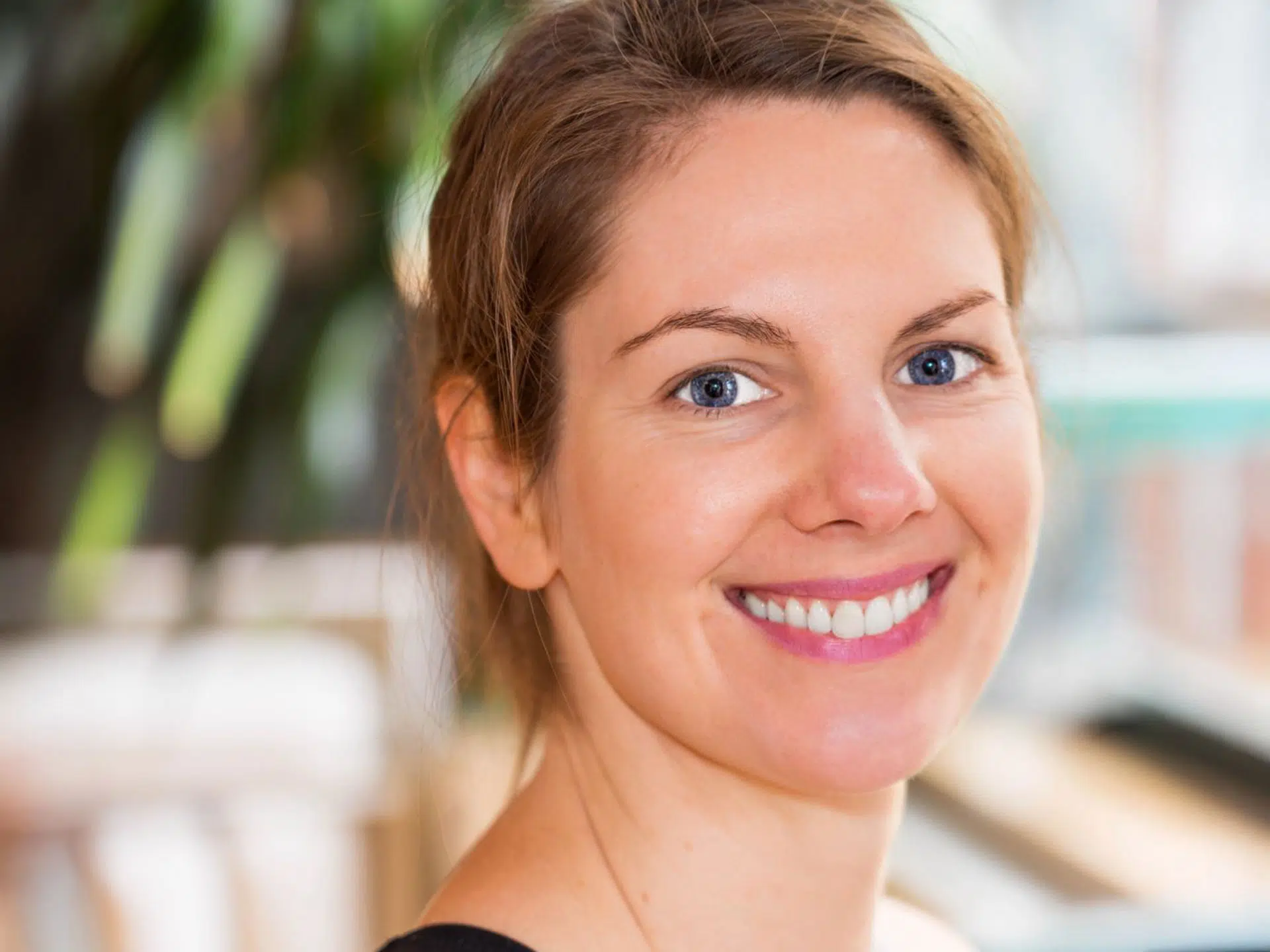 Eine Yogalehrerin von yogafürdich lächelt in die Kamera