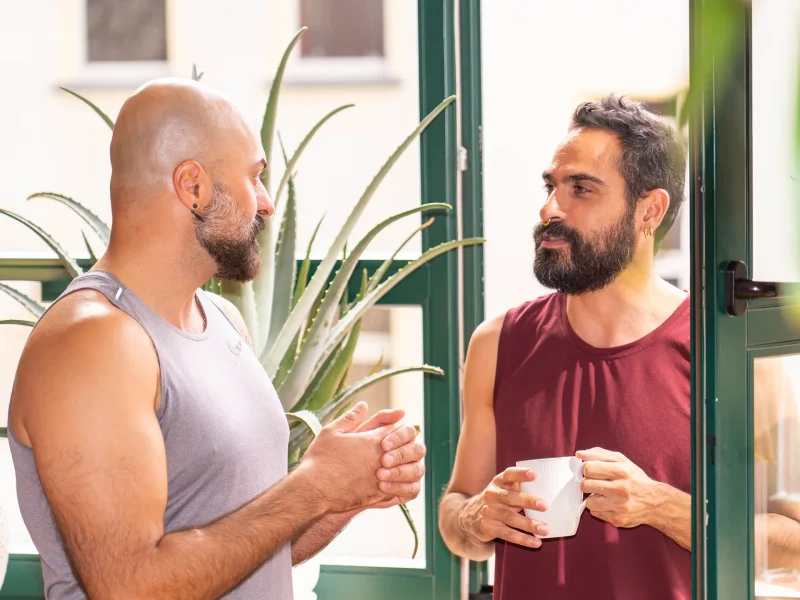 Zwei Yogateilnehmer unterhalten sich bei einer Tasse Tee im yogafürdich Studio Berlin-Friedrichshain