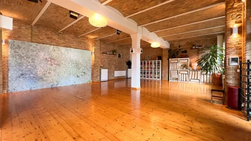 Blick in den gemütlichen Yogaraum im Loft-Style von yogafürdich in Berlin-Friedrichshain
