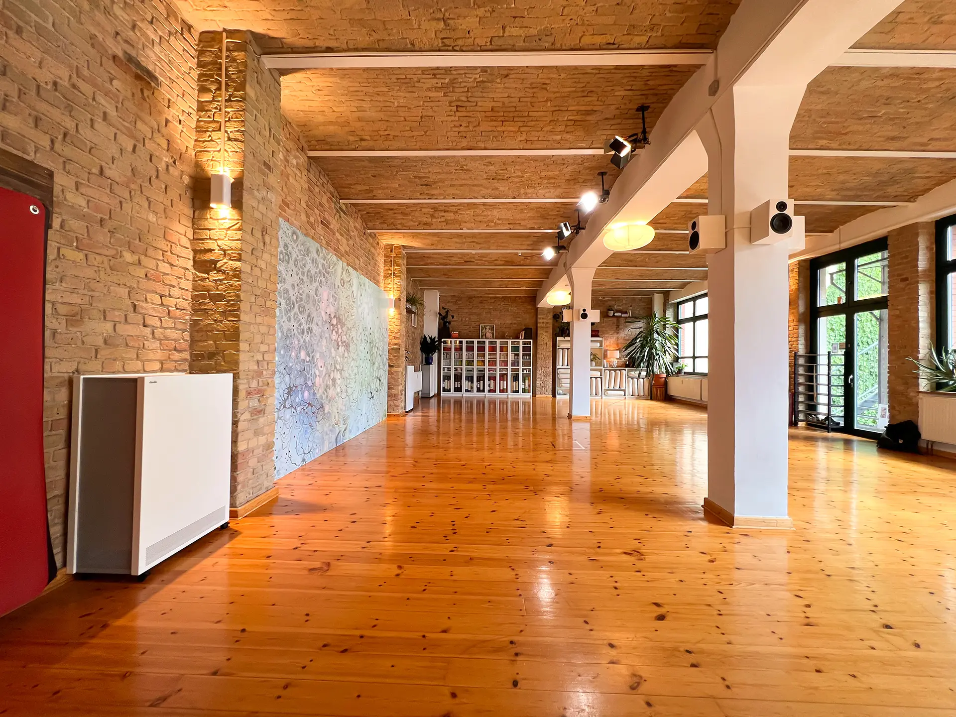 Seitlicher Blick in den hellen Yogaraum im yogafürdich in Berlin-Friedrichshain