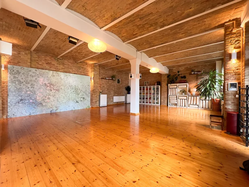 Block aus dem Eingangsbereich in den Yogaraum von yogafürdich auf der Frankfurter Allee