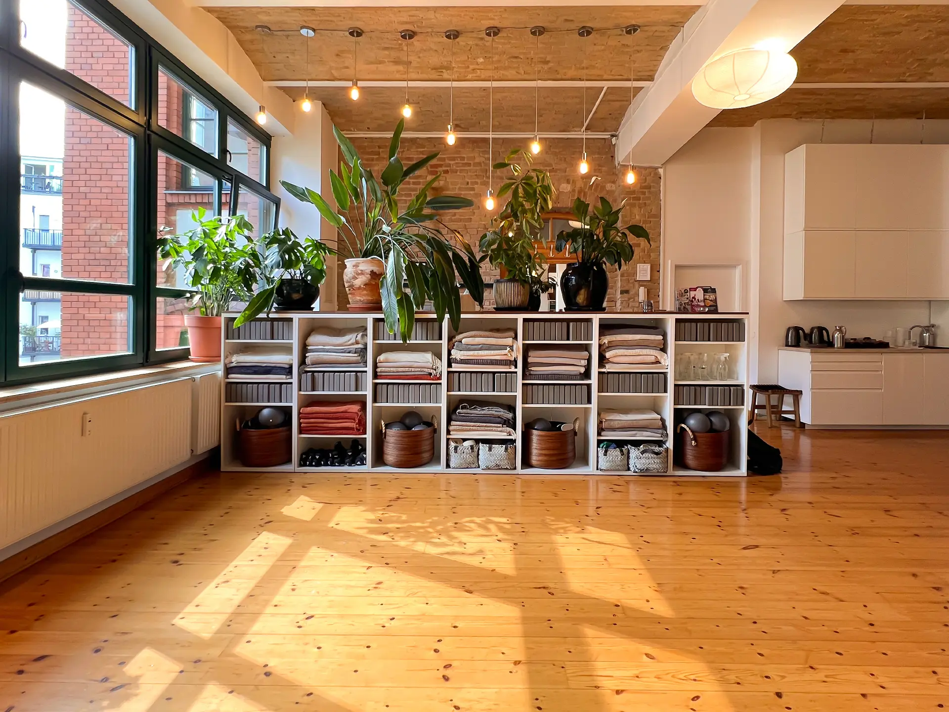 Mehr Props: Decken, Blöcke, Gurte, Pilates-Zubehör im yogafürdich Studio in Friedrichshain