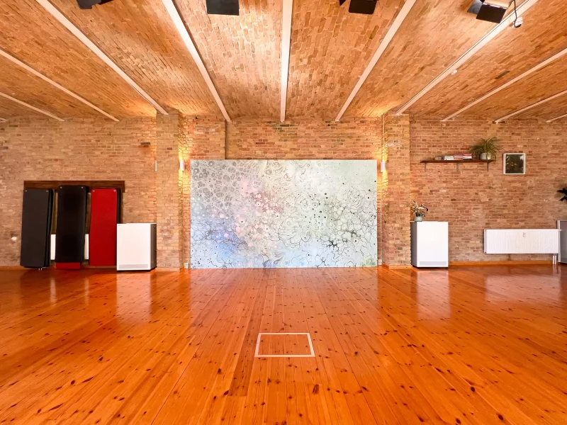 Der leere Yogaraum vor einer Klasse im Studio von yogafürdich in Friedrichshain