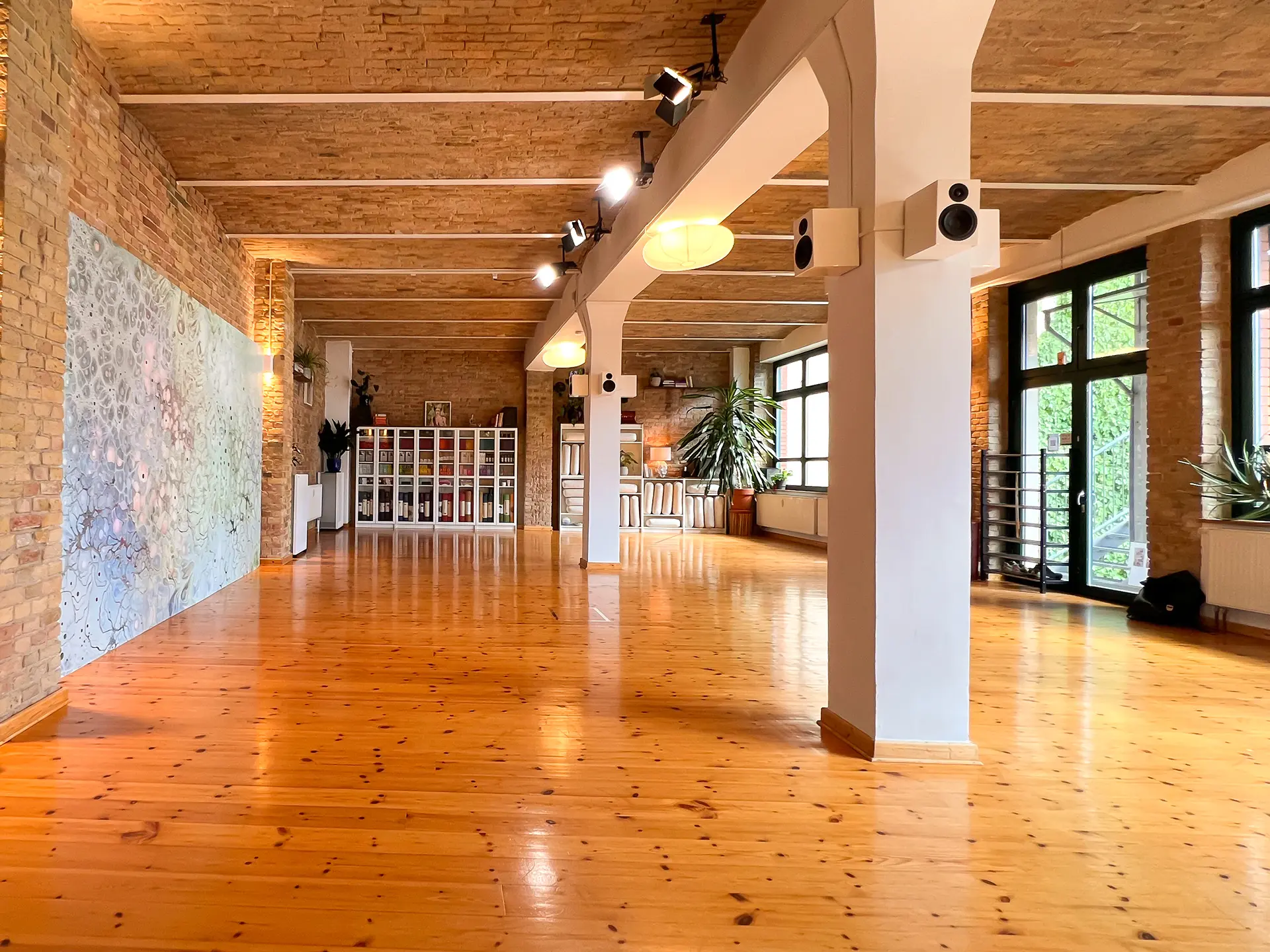 Setlicher Block in den Yogaraum im Fabrik-Style