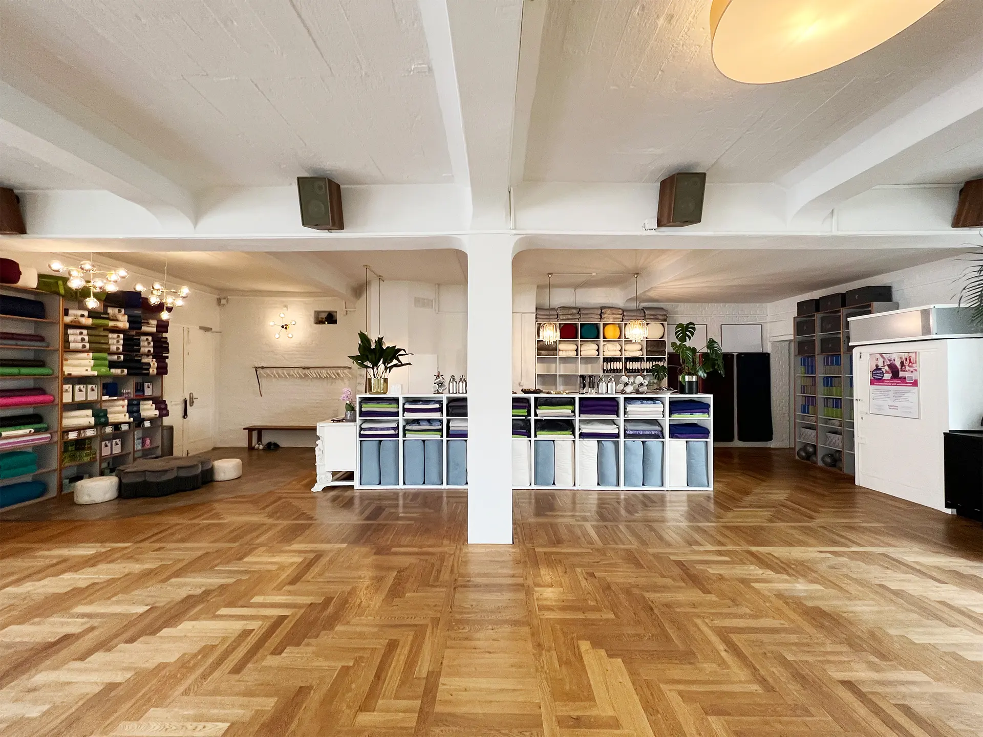 Blick auf das große Regal mit Yoga-Props im Studio von yogafürdich in Berlin-Schöneberg