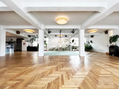Der Ypogaraum mit Parketboden und Säulen im yogafürdich Studio Berlin-Schöneberg