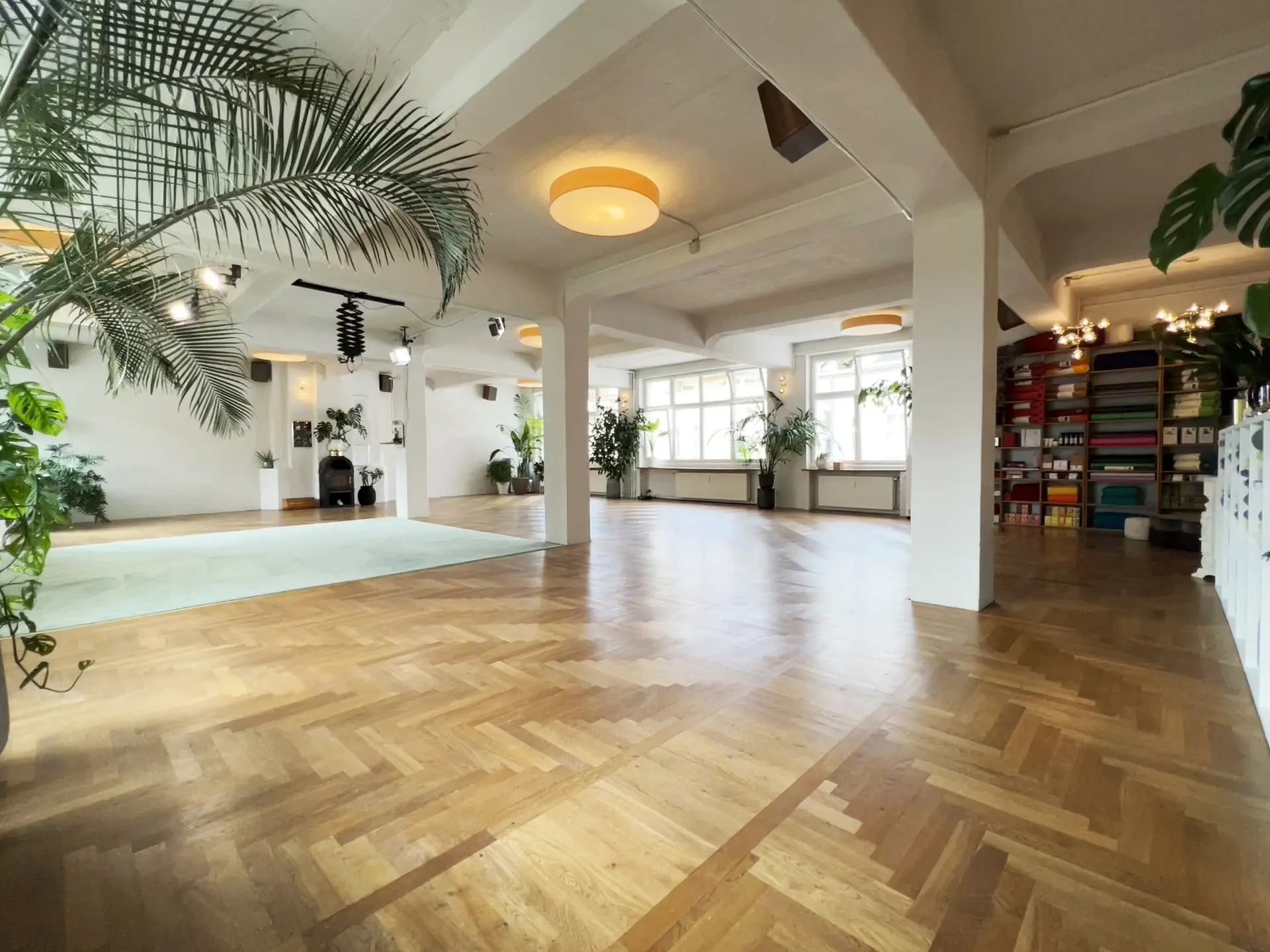 Der leere Yogaraum im yogafürdich Studio Schöneberg mit langer Fensterfront