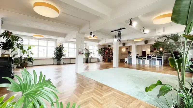 Das helle und lichtdurchflutete yogafürdich Studio im Akazienhof in Schöneberg